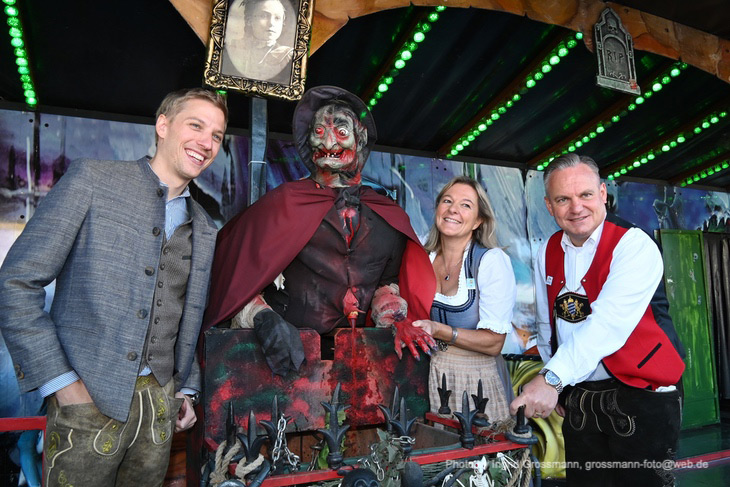 Presserundgang vor der Geisterhöhle mit Bürgemeister Dominik Krause, Wiesnstadträtin  Anja Berger und Wiesnchef Christian Scharpf (©Foto: Ingrid Grossmann)